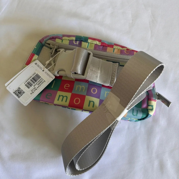 🆕🌈 Lululemon Everywhere Belt Bag - Checkered Multi Vapour - Picture 5 of 7